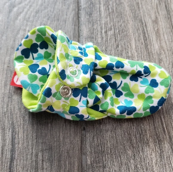 Zutano 3 months green and blue shamrock print booties w/ adjustable snaps - Picture 2 of 5